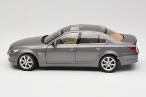 BMW 530i E60 Grey Metallic Revell 1:18 08841 Metalas - nuotrauka 4 iš 8