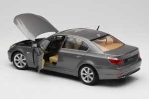 BMW 530i E60 Grey Metallic Revell 1:18 08841 Metalas - nuotrauka 5 iš 8
