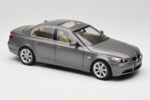 BMW 530i E60 Grey Metallic Revell 1:18 08841 Metalas - nuotrauka 6 iš 8