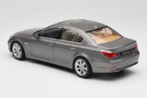 BMW 530i E60 Grey Metallic Revell 1:18 08841 Metalas - nuotrauka 7 iš 8