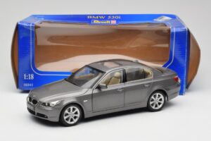 BMW 530i E60 Grey Metallic Revell 1:18 08841 Metalas - nuotrauka 8 iš 8