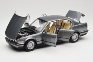 BMW 535i E34 Pilkas Metallic Minichamps 1:18 100024008 Metalas - nuotrauka 2 iš 8