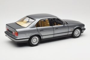 BMW 535i E34 Pilkas Metallic Minichamps 1:18 100024008 Metalas - nuotrauka 3 iš 8