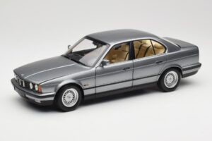 BMW 535i E34 Pilkas Metallic Minichamps 1:18 100024008 Metalas