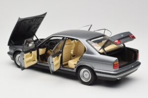 BMW 535i E34 Pilkas Metallic Minichamps 1:18 100024008 Metalas - nuotrauka 5 iš 8
