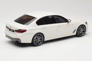 BMW 545e xDrive M-Sport G30 Baltas GT Spirit 1:18 GT496 Derva - nuotrauka 2 iš 6