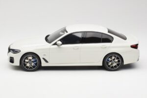 BMW 545e xDrive M-Sport G30 Baltas GT Spirit 1:18 GT496 Derva - nuotrauka 3 iš 6