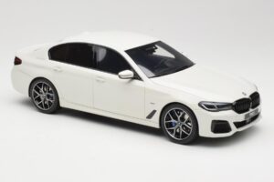 BMW 545e xDrive M-Sport G30 Baltas GT Spirit 1:18 GT496 Derva - nuotrauka 4 iš 6