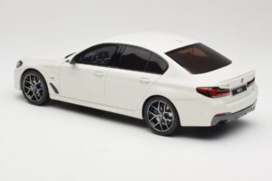 BMW 545e xDrive M-Sport G30 Baltas GT Spirit 1:18 GT496 Derva - nuotrauka 5 iš 6
