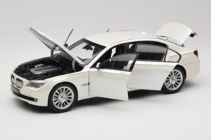 BMW 7 Series F02 760Li Brilliant White Kyosho 1:18 08783BRW Metalas - nuotrauka 2 iš 8