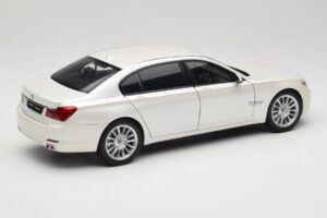 BMW 7 Series F02 760Li Brilliant White Kyosho 1:18 08783BRW Metalas - nuotrauka 3 iš 8