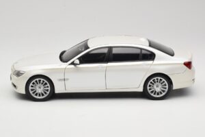 BMW 7 Series F02 760Li Brilliant White Kyosho 1:18 08783BRW Metalas - nuotrauka 4 iš 8