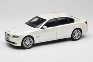 BMW 7 Series F02 760Li Brilliant White Kyosho 1:18 08783BRW Metalas