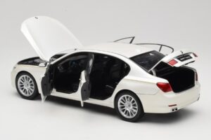 BMW 7 Series F02 760Li Brilliant White Kyosho 1:18 08783BRW Metalas - nuotrauka 5 iš 8