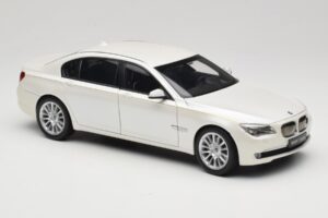 BMW 7 Series F02 760Li Brilliant White Kyosho 1:18 08783BRW Metalas - nuotrauka 6 iš 8