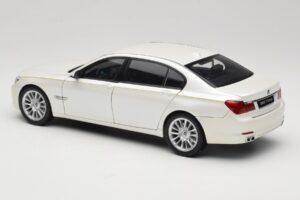 BMW 7 Series F02 760Li Brilliant White Kyosho 1:18 08783BRW Metalas - nuotrauka 7 iš 8