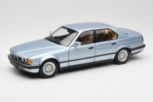 BMW 730i E32 Šviesiai Mėlynas Metallic Minichamps 1:18 100023008 Metalas