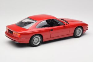 BMW 850Ci E31 Brilliant Red Revell 1:18 8827 Metalas - nuotrauka 3 iš 8