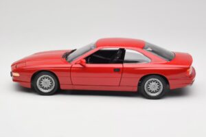BMW 850Ci E31 Brilliant Red Revell 1:18 8827 Metalas - nuotrauka 4 iš 8