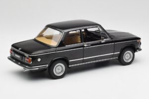 BMW 2002 L E10 Juodas AUTOart 1:18 70603 Metalas - nuotrauka 3 iš 8