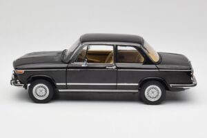 BMW 2002 L E10 Juodas AUTOart 1:18 70603 Metalas - nuotrauka 4 iš 8