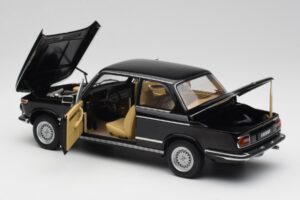 BMW 2002 L E10 Juodas AUTOart 1:18 70603 Metalas - nuotrauka 5 iš 8