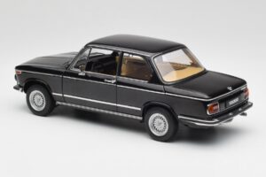 BMW 2002 L E10 Juodas AUTOart 1:18 70603 Metalas - nuotrauka 7 iš 8
