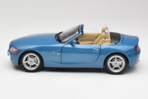 BMW Z4 E85 Maldives Blue Bburago 1:18 34046BLUE Metalas - nuotrauka 4 iš 8