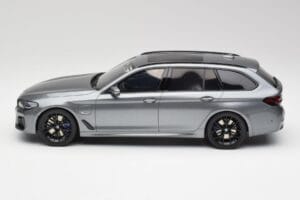 BMW G61 530e M Sport Touring Mineral Pilkas GT Spirit 1:18 GT485 Derva - nuotrauka 3 iš 6
