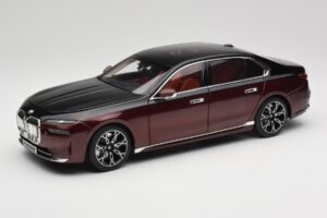 BMW i7 G70 Black & Red Metallic Minichamps 1:18 110023201 Metalas