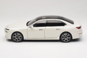 BMW i7 G70 White Metallic Minichamps 1:18 110023200 Metalas - nuotrauka 4 iš 8