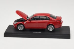 BMW M5 E60 Raudonas Kyosho 1:43 03503R Metalas