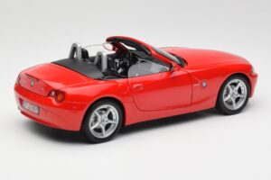 BMW Z4 E85 Roadsteris Raudonas Bburago 1:18 34046 Metalas - nuotrauka 3 iš 8