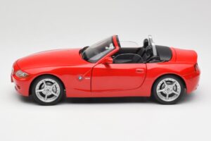 BMW Z4 E85 Roadsteris Raudonas Bburago 1:18 34046 Metalas - nuotrauka 4 iš 8