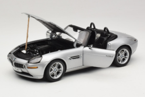 BMW Z8 Sidabrinis 007 The World Is Not Enough AUTOart 1:18 70511 Metalas - nuotrauka 2 iš 8