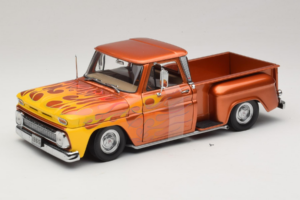 Chevrolet C-10 Stepside Pickup Lowrider Oranžinis su Liepsna Sun Star 1:18 1392 Metalas