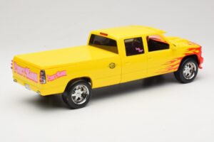 Chevrolet C2500 Silverado Pussy Wagon From Kill Bill Geltonas GreenLight 1:18 19015 Metalas - nuotrauka 2 iš 6