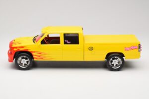 Chevrolet C2500 Silverado Pussy Wagon From Kill Bill Geltonas GreenLight 1:18 19015 Metalas - nuotrauka 3 iš 6