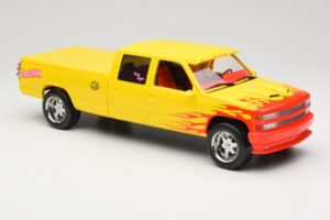 Chevrolet C2500 Silverado Pussy Wagon From Kill Bill Geltonas GreenLight 1:18 19015 Metalas - nuotrauka 4 iš 6