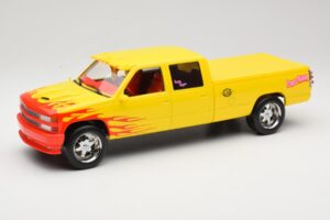 Chevrolet C2500 Silverado Pussy Wagon From Kill Bill Geltonas GreenLight 1:18 19015 Metalas