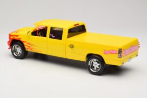Chevrolet C2500 Silverado Pussy Wagon From Kill Bill Geltonas GreenLight 1:18 19015 Metalas - nuotrauka 5 iš 6