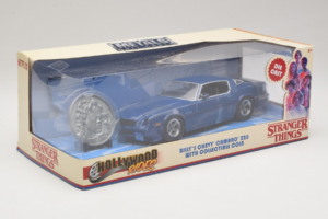 Chevrolet Camaro Z28 Stranger Things With Collectible Coin Metals Diecast 1:24 31110 Metalas - nuotrauka 2 iš 3