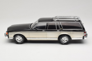 Chevrolet Caprice Estate Wagon Sidabrinis & Pilkas MCG 1:18 MCG18478 Metalas - nuotrauka 3 iš 6