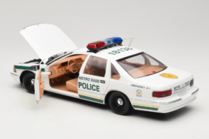 Chevrolet Caprice Metro Dade Policija UT Models 1:18 21024 Metalas - nuotrauka 5 iš 8