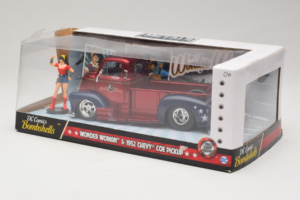 Chevrolet COE Pickup Wonder Woman With Figure Metals Diecast 1:24 30453 Metalas - nuotrauka 3 iš 3
