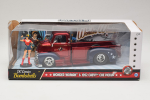 Chevrolet COE Pickup Wonder Woman With Figure Metals Diecast 1:24 30453 Metalas