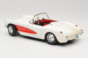 Chevrolet Corvette C1 Baltas & Raudonas Bburago 1:18 3024-M3 Metalas - nuotrauka 7 iš 8