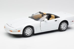 Chevrolet Corvette C4 Kabrioletas Baltas Maisto 1:18 32830 Metalas
