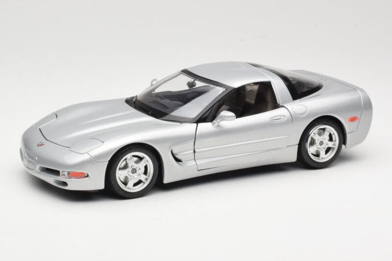 Chevrolet Corvette C5 Sidabrinis Bburago 1:18 3056 Metalas
