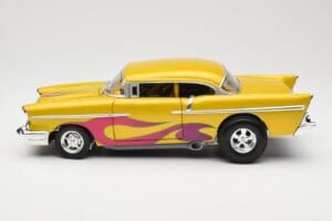 Chevrolet Custom Geltonas su Liepsna Hot Wheels 1:18 21356 Metalas - nuotrauka 4 iš 8